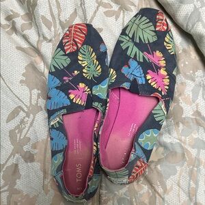 TOMS Women's Leaf Print Flats - Navy and Multicolor